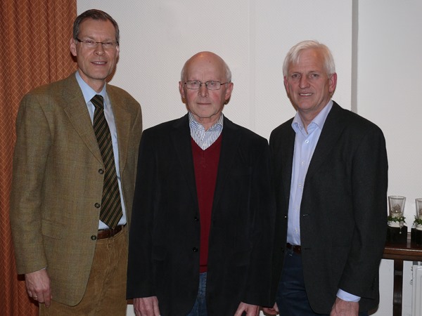 Hubert Deittert (mitte) mit Landrat Sven-Georg Adenauer (links) und Wenzel Schwienheer (rechts)