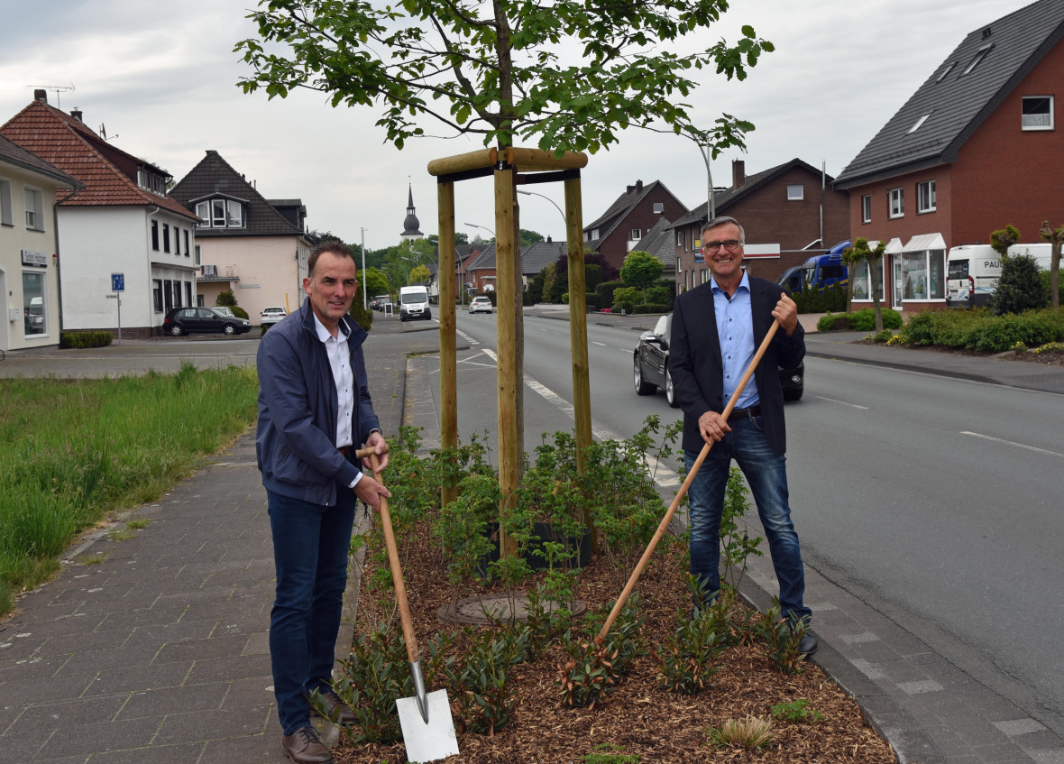 CDU Ortskandidaten Detlev Hanemann und Heinz Isenbort vor den frisch gepflanzten Vereinsbeeten in Westerwiehe.