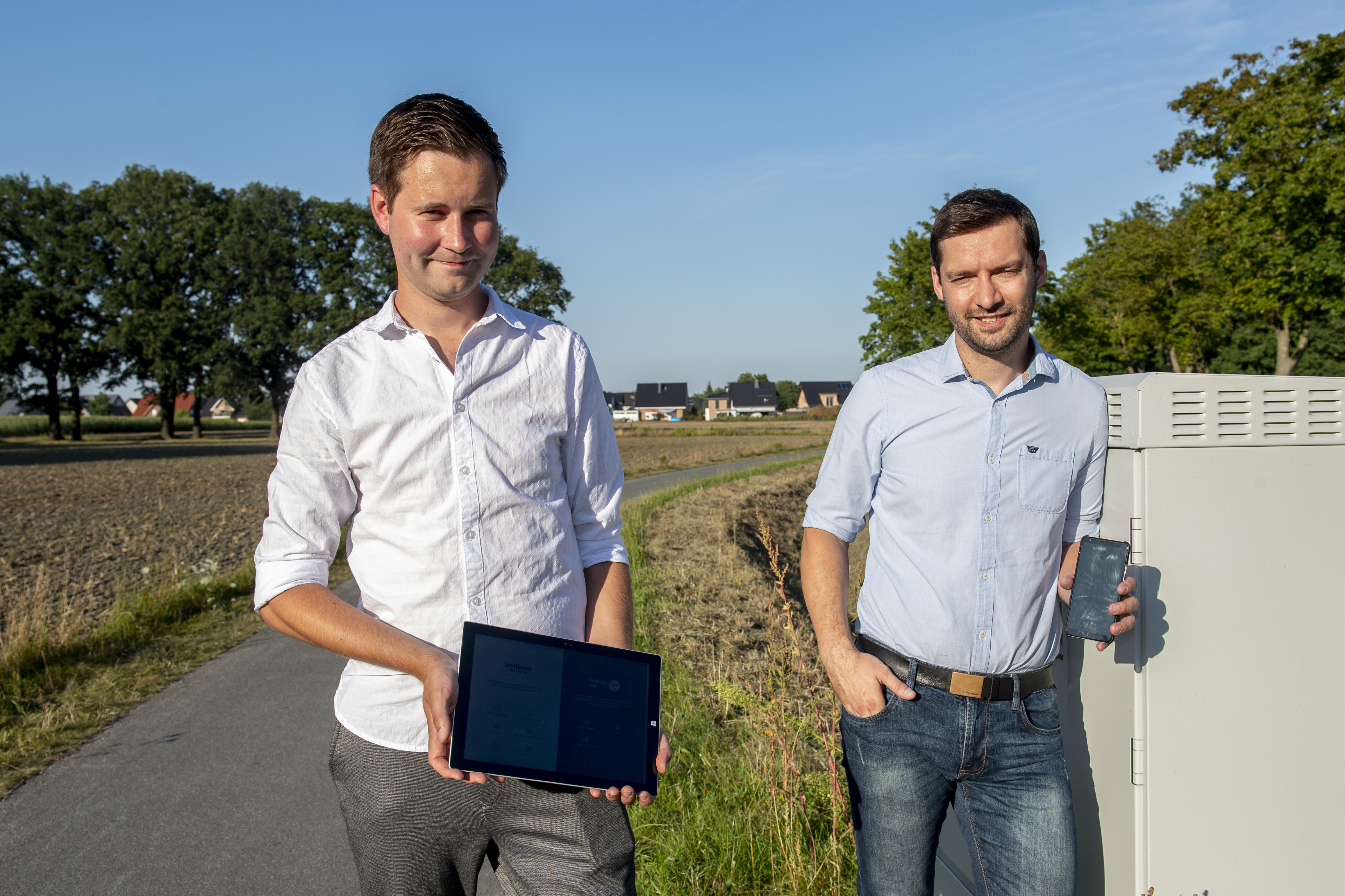 Florian Kuper (l.) und Sebastian Schnusenberg freuen sich über den fortschreitenden Breitbandausbau in den Außenbereichen. Wer noch nicht mit dem schnellen Internet versorgt ist, kann sich beim CDU-Stadtverband melden.